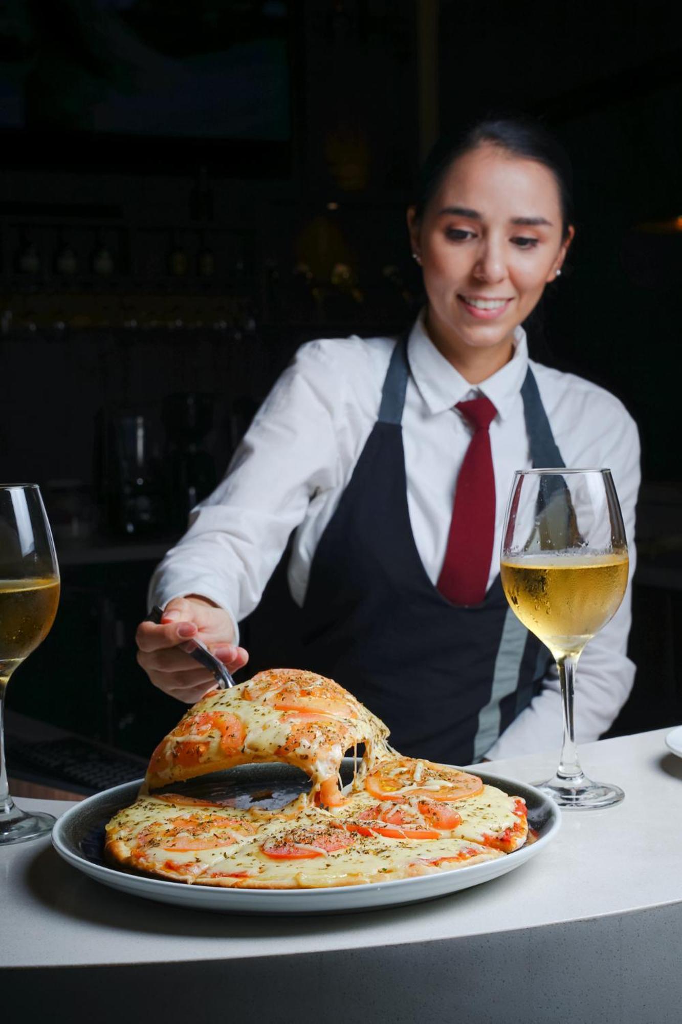 塞尔科蒂尔国际赌场酒店 Cúcuta 外观 照片 A waitress serving food